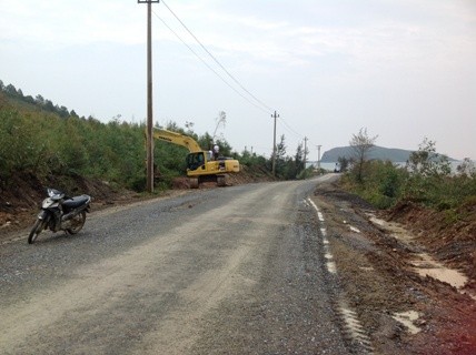 Con đường nối từ đường nhựa vào Vũng Chùa - Đảo Yến nơi an táng Đại tướng Võ Nguyên Giáp vào ngày 13/10 dài hơn 2km đã được rải đá dăm làm phẳng mặt đường đúng với tiến độ